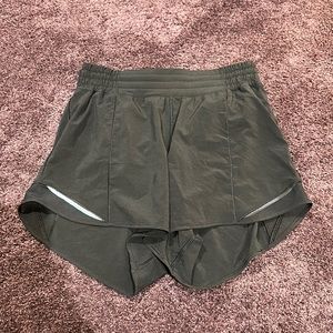 Lululemon hotty hot shorts black size 6